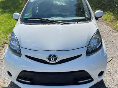 Gebraucht Toyota Aygo 68 PS (50 kW) 2013 Weiß Kleinwagen
