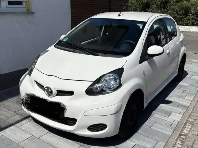 Gebraucht Toyota Aygo 68 PS (50 kW) 2009 Weiß Kleinwagen