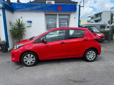 Gebraucht Toyota Yaris Basis 69 PS (50 kW) 2016 Rot Kleinwagen