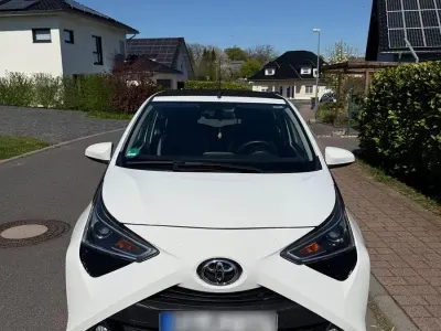 Gebraucht Toyota Aygo 72 PS (52 kW) 2018 Weiß Kleinwagen