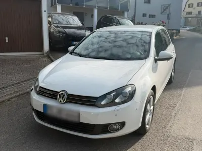 Gebraucht VW Golf VI 105 PS (77 kW) 2010 Weiß Kleinwagen