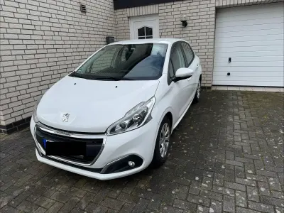 Gebraucht Peugeot 208 Active 99 PS (72 kW) 2017 Weiß Kleinwagen