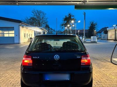 Schwarz Gebraucht 2002 VW Golf IV Kleinwagen | 2.000 € (Etwas zu teuer)