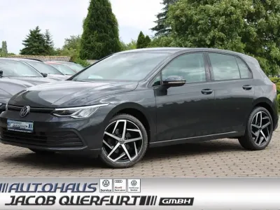Gebraucht VW Golf VIII 131 PS (96 kW) 2020 Grau Limousine