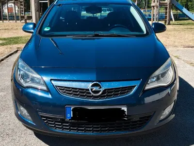 Gebraucht Opel Astra 165 PS (121 kW) 2012 Blau Kombi