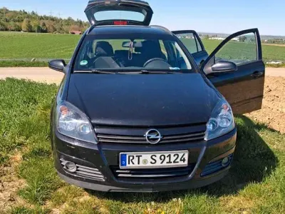 Używany Opel Astra Cosmo 105 KM (77 kW) 2005 Czarny Sedan/Limuzyna