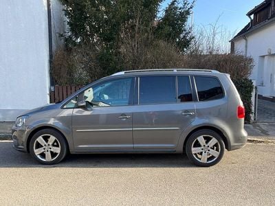 Grau Gebraucht 2011 VW Touran Highline Van / Kleinbus | 8.900 € (Teuer)
