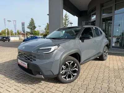 Neu Toyota Yaris Cross 131 PS (96 kW) 2026 Grau SUV