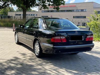 Mercedes E200
