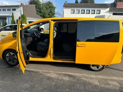 Gebraucht Hyundai Staria Prime 177 PS (130 kW) 2023 Gelb Van / Kleinbus