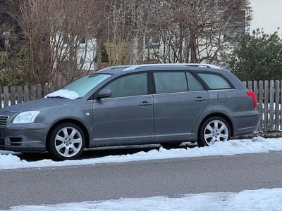 Grau Gebraucht 2004 Toyota Avensis Executive Kombi | 1.999 € (Guter Preis)