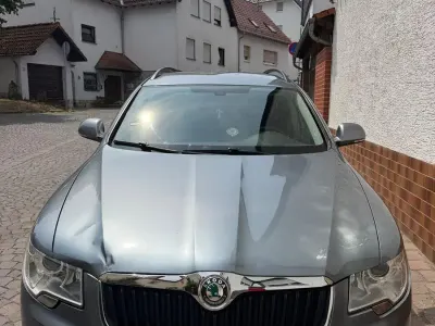 Gebraucht Skoda Superb Active 140 PS (102 kW) 2013 Grau Kombi