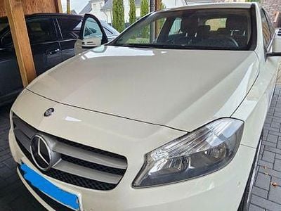 Gebraucht Mercedes A180 122 PS (89 kW) 2013 Weiß Limousine