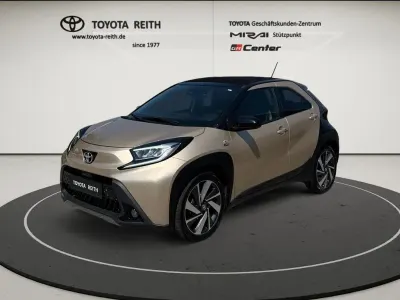 Gebraucht Toyota Aygo X X-plore 72 PS (52 kW) 2022 Ginger beige metallic/ night sky black SUV