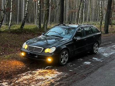 Second-hand Mercedes 220 143 CP (105 kW) 2003 Negru Break