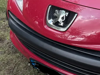 Gebraucht Peugeot 207 73 PS (53 kW) 2009 Rot Kleinwagen