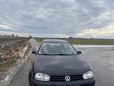 Schwarz Gebraucht 2002 VW Golf IV Kleinwagen | 1.950 € (Fairer Preis)