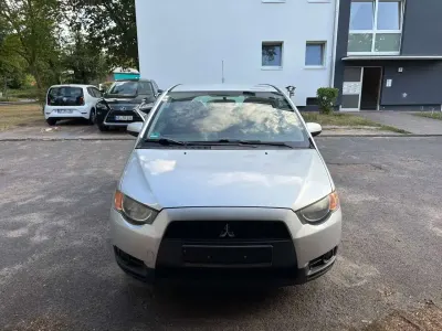 Gebraucht Mitsubishi Colt Invite 95 PS (69 kW) 2010 Silber Kleinwagen