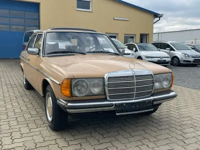 Gebraucht Mercedes 200 94 PS (69 kW) 1976 Beige Limousine