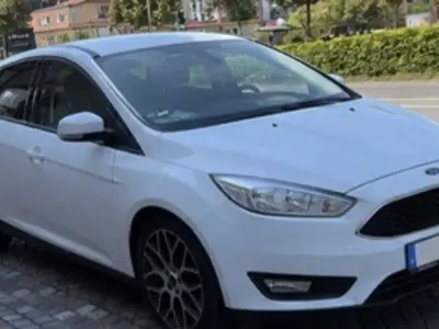 Gebraucht Ford Focus Trend 125 PS (91 kW) 2015 Weiß Kleinwagen