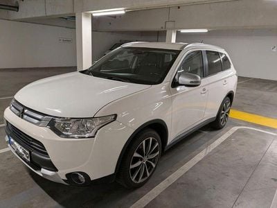Second-hand Mitsubishi Outlander Diamant Edition 150 CP (110 kW) 2015 Alb SUV