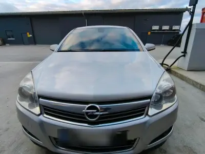 Gebraucht Opel Astra 116 PS (85 kW) 2009 Silber Limousine