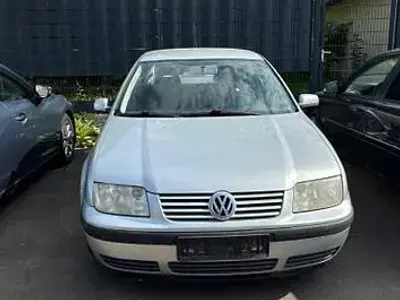 Usado VW Bora Basis 105 CV (77 kW) 2000 Plateado Berlina