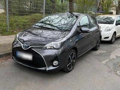 Usata Toyota Yaris Hybrid Lounge 101 CV (74 kW) 2016 Grigio Utilitaria