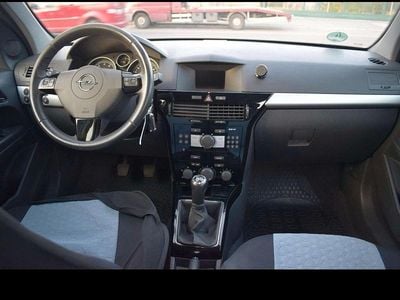 Second-hand Opel Astra Edition 115 CP (84 kW) 2010 Albastru Break