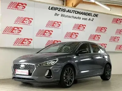 Gebraucht Hyundai i30 Intro Edition 120 PS (88 kW) 2017 Grau Limousine