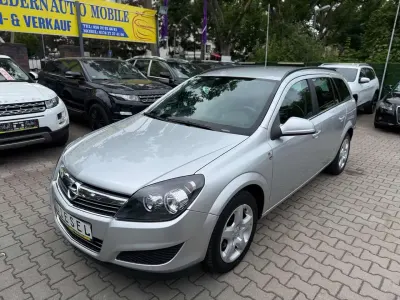 Gebraucht Opel Astra Edition 110 PS (80 kW) 2011 Argon silber/ice silver (m2) Kombi