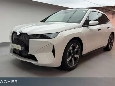 Gebraucht BMW iX Sport Line 300 kW (408 PS) 2025 Alpinweiß uni SUV