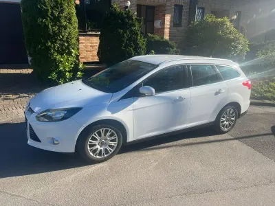 Gebraucht Ford Focus Ambiente 125 PS (91 kW) 2012 Weiß Limousine