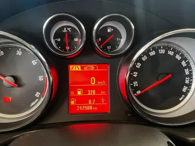 Gebraucht Opel Insignia 118 PS (86 kW) 2012 Schwarz Kombi