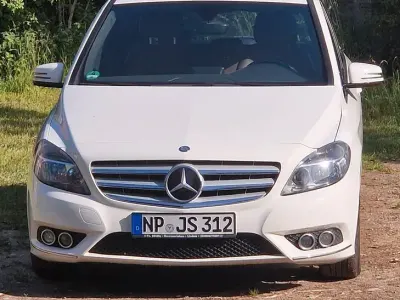 Gebraucht Mercedes B180 109 PS (80 kW) 2012 Weiß Kleinwagen