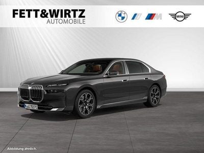 Gebraucht BMW 750e 489 PS (359 kW) 2024 Sophistograu brillanteffekt metallic Limousine