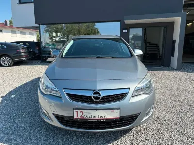 Gebraucht Opel Astra Design Edition 140 PS (102 kW) 2013 Grau Limousine