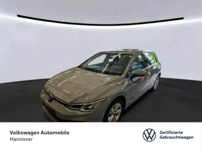 Gebraucht VW Golf VIII Life 131 PS (96 kW) 2022 Grau Limousine