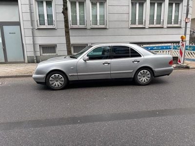 Mercedes E200