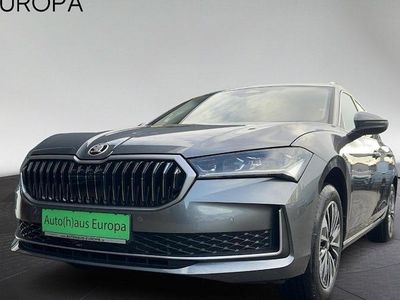 Neu Skoda Superb Selection 150 PS (110 kW) 2025 Grau Kombi