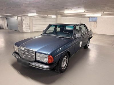 Second-hand Mercedes E250 140 CP (102 kW) 1981 Albastru Berlinǎ