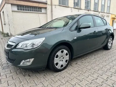 Gebraucht Opel Astra Edition 125 PS (91 kW) 2010 Grün Limousine