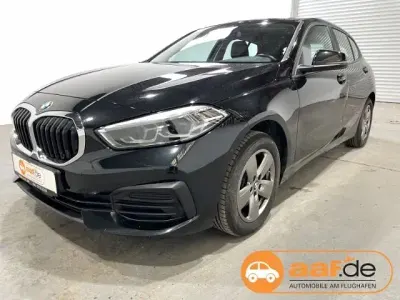 Gebraucht BMW 118 Advantage 136 PS (100 kW) 2023 Saphirschwarz (metallic) Kleinwagen