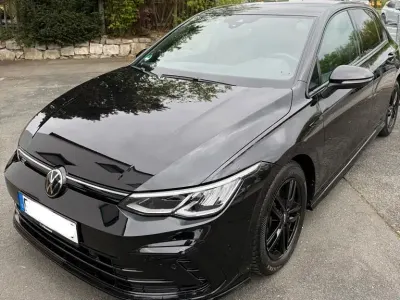 Second-hand VW Golf VIII R-line 150 CP (110 kW) 2023 Negru Berlinǎ