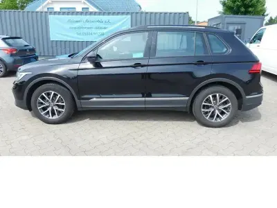 Gebraucht VW Tiguan Life 150 PS (110 kW) 2023 Deepblackperleffektmet (schwarz)schwarz SUV