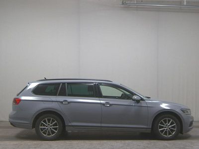 Gebraucht VW Passat 150 PS (110 kW) 2023 Grau Kombi