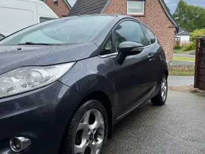 Gebraucht Ford Fiesta Titanium 90 PS (66 kW) 2009 Grau Kleinwagen