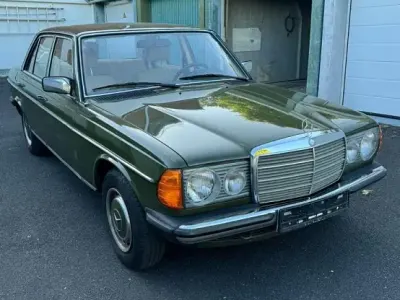 Brugt Mercedes 240 72 HK (52 kW) 1981 Grøn Sedan