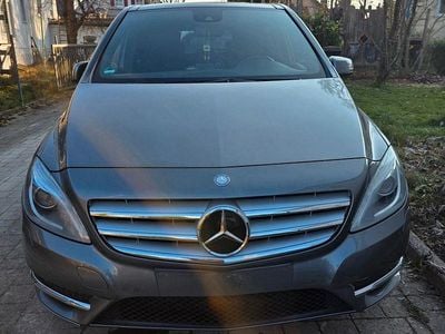 Grau Gebraucht 2011 Mercedes B200 Van / Kleinbus | 5.500 € (Guter Preis)