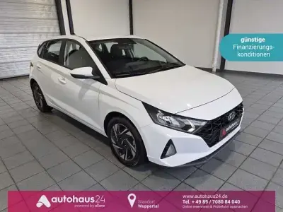 Gebraucht Hyundai i20 Trend 101 PS (74 kW) 2023 Weiß Kleinwagen